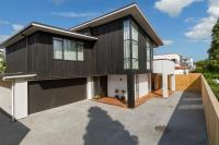 B&B Tauranga - Luxury Escape in CBD - entire brand new home - Bed and Breakfast Tauranga