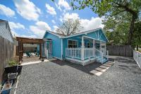 Blue Bungalow In Houston Heights! Walkable to Popular Bars - Ferienwohnung Houston