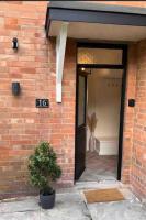 Freshly renovated 2 bedroom apartment 10 mins from Cotswolds Child Friendly Great location with plenty of nearby free parking freestanding bath and outdoor private terrace area - Ferienwohnung