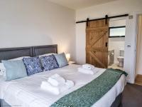 Cottage 16 by Together Travel - 3-Bedroom Coastal Retreat - Chambres d'hôtes Pistyll