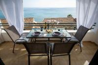 Alexandras On The Beach and Pool apt - Chambres d'hôtes Glyfáda