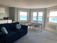 The Beachfront Lookout a Stunning Apartment with Perfect Sea View - B&B Worthing