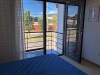 Amplia casa dos pisos, estacionamiento, patio. - B&B Puerto Madryn