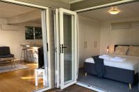 B&B Auckland - Tranquil Nest Escape with deck and garden - Bed and Breakfast Auckland