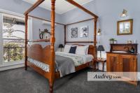Audrey – Deluxe King Room with Spa, upstairs