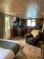 B&B Launceston - 1 bedroom woodland cabin - Bed and Breakfast Launceston