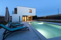 Modern 3-bedroom villa with a private pool - B&B
