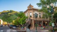 B&B Aspen - 2 Bedroom Condo In Downtown Aspen, Just One Block To Silver Queen Gondola - Bed and Breakfast Aspen