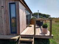 B&B Dalry - Cleeves Cabins Ailsa Lodge with hot tub luxury - Bed and Breakfast Dalry