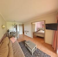 Hôtel du Golf de Pont Royal - appartement paisible rez de jardin - terrasse & piscine - B&B