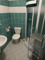 Vierbettzimmer mit Dusche