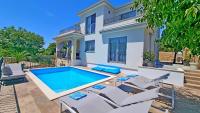 Apartment VIKTORIJA with private pool - B&B
