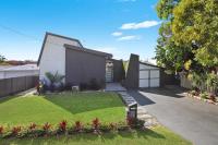 MOOLOOLABA CANAL HOME - Modern 4Bedroom with Spa, Sauna and Private Pontoon - NEW proprietor 2024 - B&B