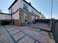 Modern 3 bedroom house, 3 Bathroom, secure parking, Wi-Fi & Garden - B&B