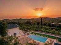 Villa Verde - Heated Pool with Stunning Views, by ZanteWize - Chambres d’hôtes