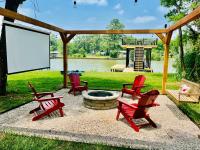 B&B Gun Barrel City - The Benjamin I - 2022 Built Luxury Retreat with Backyard Paradise with Hot Tub Outdoor Movie Screen Dock & Boat Rental - Bed and Breakfast Gun Barrel City