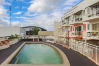 Inner City One Bedroom Apartment with Pool View 22 - B&B