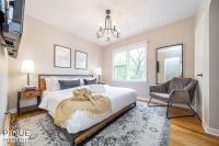 B&B Edmonton - 6 Bed Chic Stylish Home - 5 Mins to U of A & Whyte Ave - Fast Wi-Fi - Free Parking & Netflix - Bed and Breakfast Edmonton