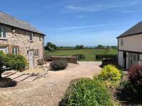 B&B Oswestry - The Granary at Pentregaer Ucha, tennis court & lake. - Bed and Breakfast Oswestry