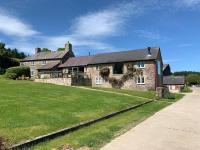 The Granary at Pentregaer Ucha, tennis court & lake. - Chambres d'hôtes Oswestry