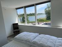 B&B Oostburg - Comfortabele woning mét omheinde tuin aan water voor 12 p - Bed and Breakfast Oostburg