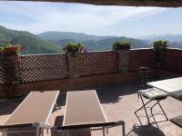 Home Holidays Crasciana, con terrazza vista sulle Alpi Apuane. - Chambres d'hôtes Crasciana