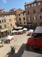Puccini's Home, elegant apartment in Piazza Puccini - Chambres d'hôtes Lucques