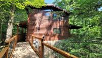 Mountain Joy -Private Treehouse style cabin that sleeps 4-FREE Tickets - B&B