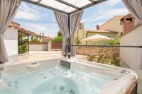 B&B Vabriga - Holiday Home Giovanni Vabriga with private Jacuzzi - Bed and Breakfast Vabriga
