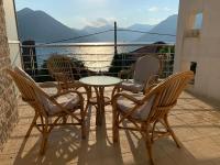 B&B Dobrota - Apartment with swimmingpool, seaview and large terrace, 1st floor, min 2 persons - Bed and Breakfast Dobrota
