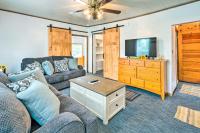 Historic Cabin Retreat Steps to Okoboji Lake - Chambres d’hôtes