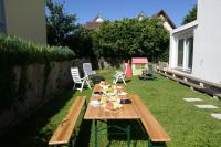 Ferienwohnung am Bodensee- zentrale Lage, free parking and wifi, 109 m2, privater Garten, 7 Gäste, 2x Kingsize Boxspringbett, familienfreundlich - B&B Friedrichshafen