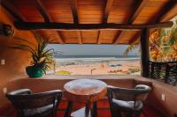 Suite con cama extragrande y vistas al mar