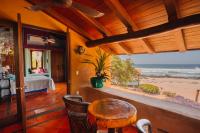 Suite con cama extragrande y vistas al mar