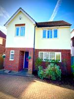 NEW! Luxury YELLOW HOUSE Bright Modern Detatched Home with PRIVATE PARKING, NETFLIX Close Luton, M1, and AIRPORT Ideal for Families, Professionals, Consultants, LONGER STAY OPTIONS - Chambres d'hôtes Caddington