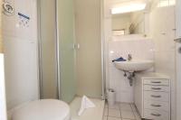 One-Bedroom Apartment with Shower