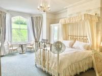 Zimmer mit Kingsize-Bett und Bergblick