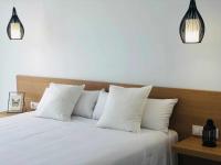 Habitación con cama grande y vistas al mar
