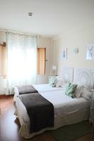 Tweepersoonskamer met 2 Aparte Bedden en Douche