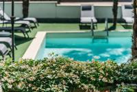 Apartment with Pool View