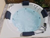 Jenny's Dream Home -Acropolis Lux 2 Bedroom Apt, with Hot Tub, free Netflix, fast Wifi - Chambres d'hôtes Athènes