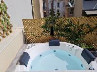Jenny's Dream Home -Acropolis Lux 2 Bedroom Apt, with Hot Tub, free Netflix, fast Wifi - Chambres d'hôtes Athènes