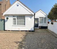 Wayside, Yorkshire Wolds Holiday Home, Sleeps 4, Parking - Bed and Breakfast Nafferton