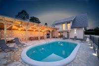 Villa Nesa - beautiful guest house at continental Croatia with Outdoor swimming pool, Sauna and 3 Bedrooms - Chambres d'hôtes Plaški