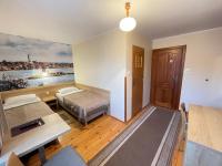 Tweepersoonskamer met 2 Aparte Bedden en Badkamer