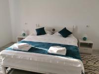 Habitación con cama extragrande.