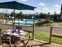 Le chalet de "Lamarmotte" T3 rénové avec terrasse sud en rez de jardin - B&B Super Besse