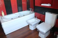Zimmer mit Queensize-Bett und Whirlpool-Badewanne