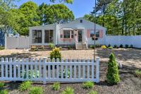 Charming West Yarmouth Home about 2 Mi to Beach! - B&B West Yarmouth