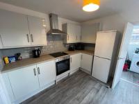 LARGE 8 person 4 bedroom and 2 bathroom MEGA house! - Bed and Breakfast Kingston upon Hull